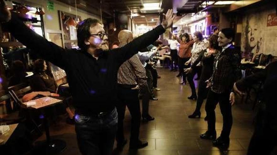 Ambiente el pasado viernes en el bar Cantora Copas, en el que los martes y jueves tocan boleros en directo y los viernes se bailan sevillanas.