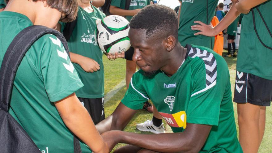 Nuke Mfulu firmando autógrafos a un niño