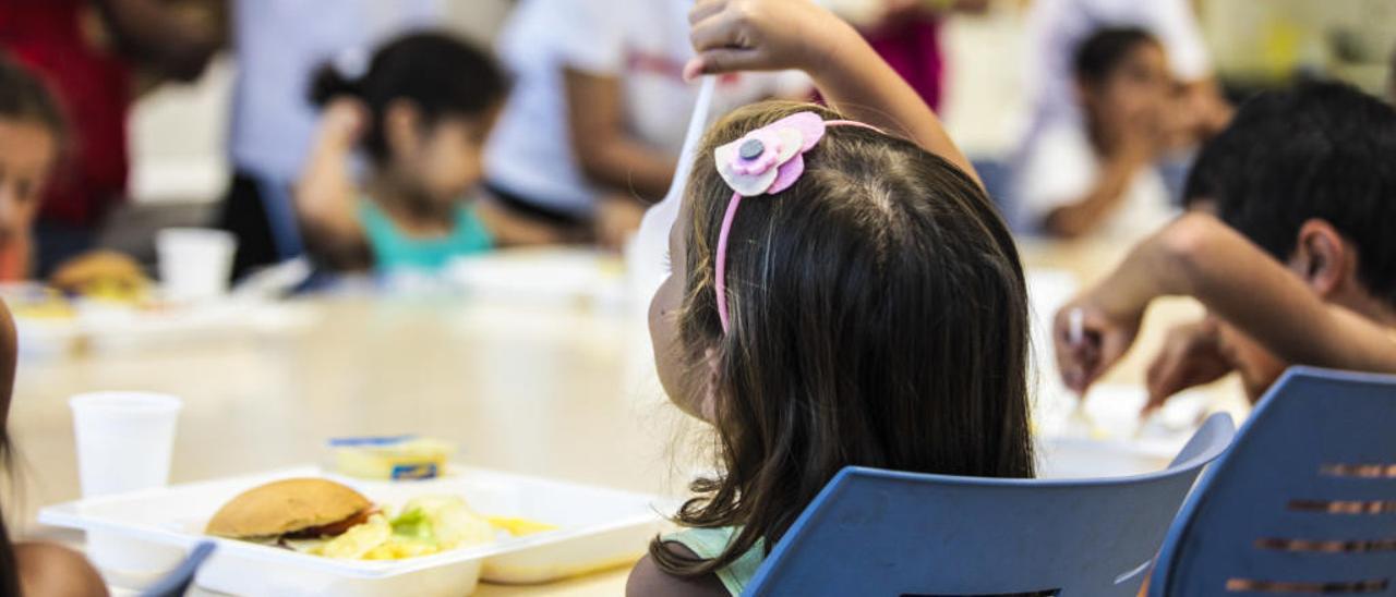 Un grupo de niños asiste a un comedor organizado por Cruz Roja.