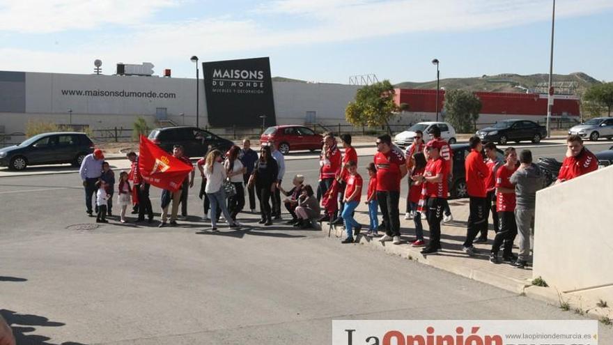 Los aficionados del Real Murcia despiden al equipo antes del derbi