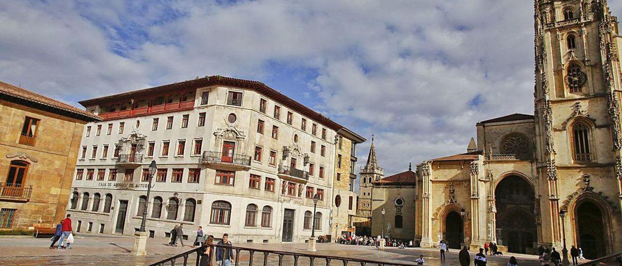El antiguo Hogar San José, en el centro de la imagen, en la plaza de la Catedral.