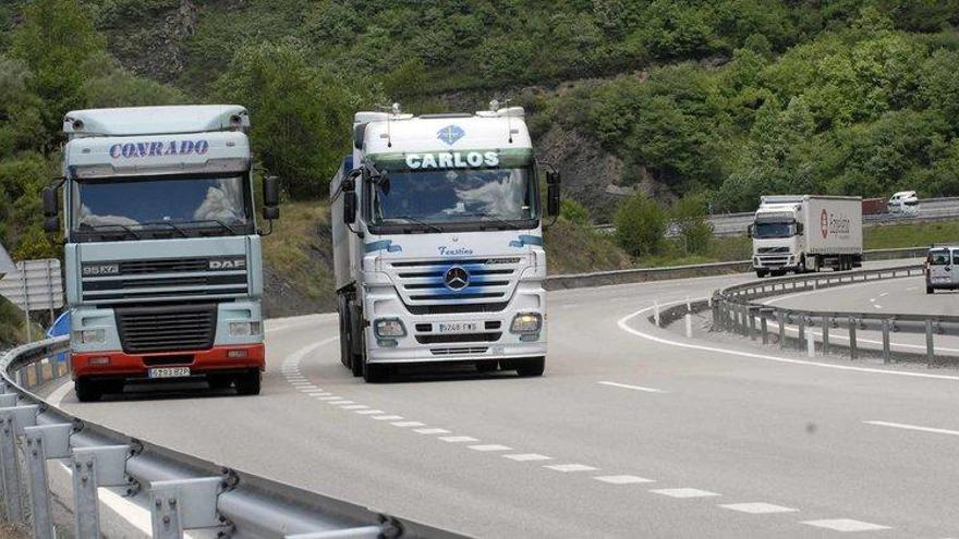 Camiones circulando por la autopista del Huerna en su vertiente asturiana.