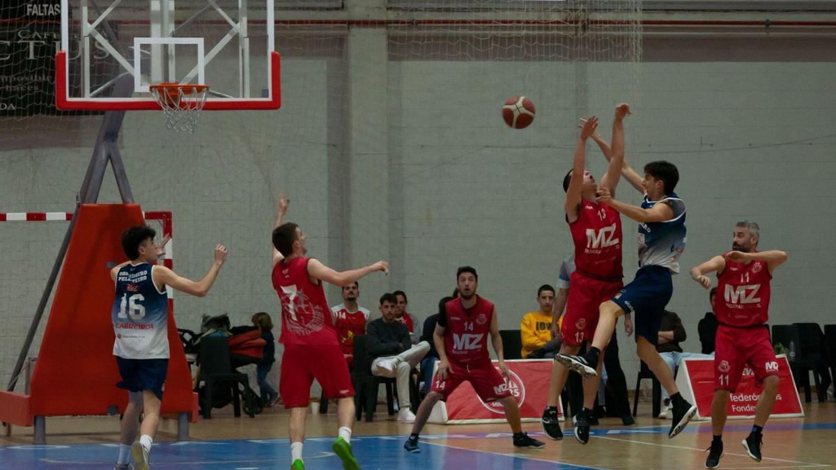 Un lance del Maderas Zamar-Obradoiro USC de la final a cuatro jugada en A Estrada. |  // BERNABÉ