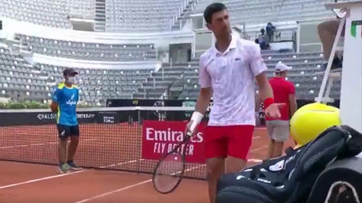 El cabreo de Djokovic después de que un juez de silla le confunda con Federer