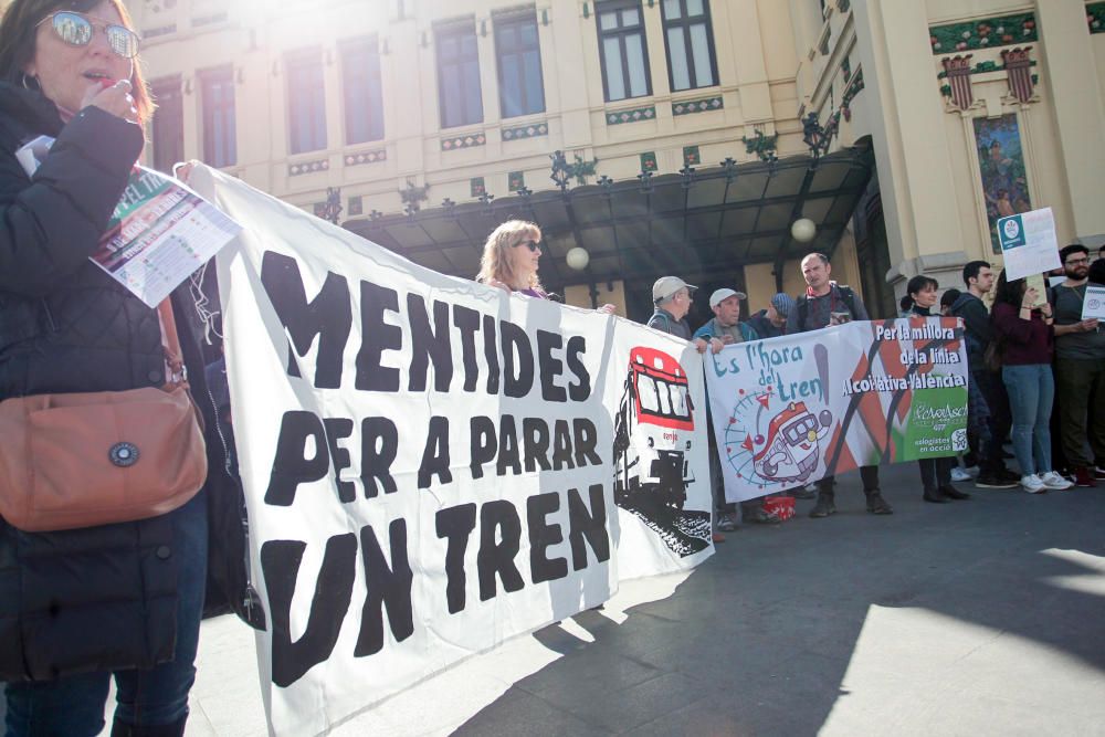 Concentración en València contra el "maltrato continuo" de Renfe