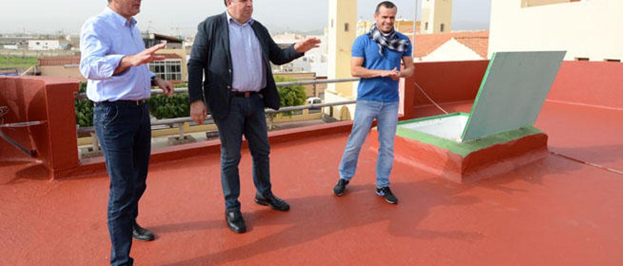 Mario Torres, Juan Martel y el contratista, en el local de La Pardilla.