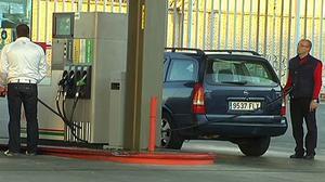 L’organisme ha observat que el preu del carburant es redueix el dia que s’ha d’informar a Europa.