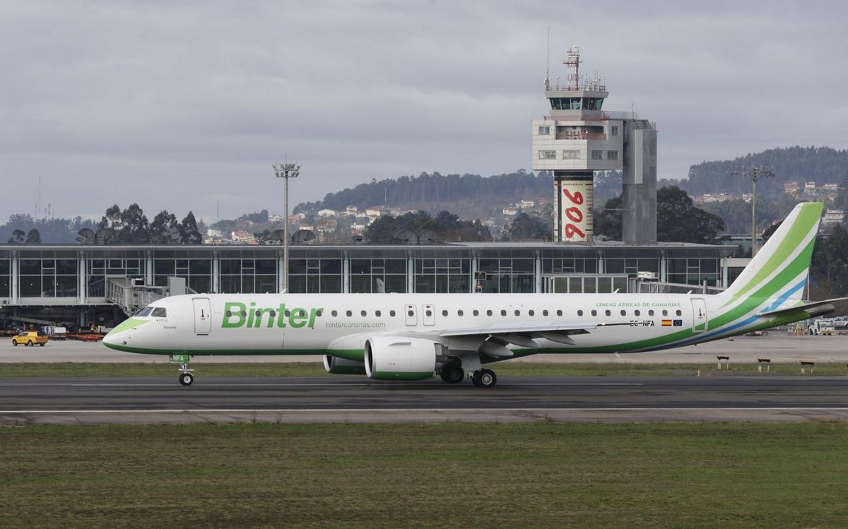 Un avión de la aerolíneaBinter tras aterrizar en elaeropuerto de Vigo.  // R. Grobas