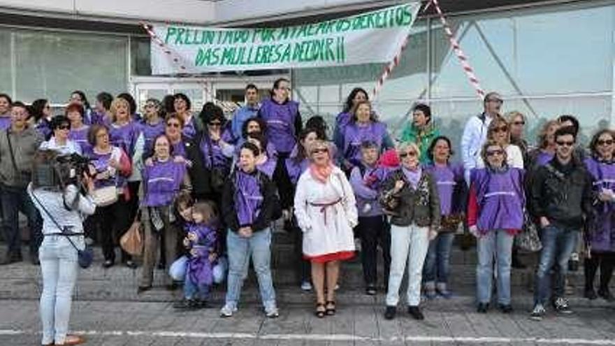 Los manifestantes, ante la sede de la Xunta.