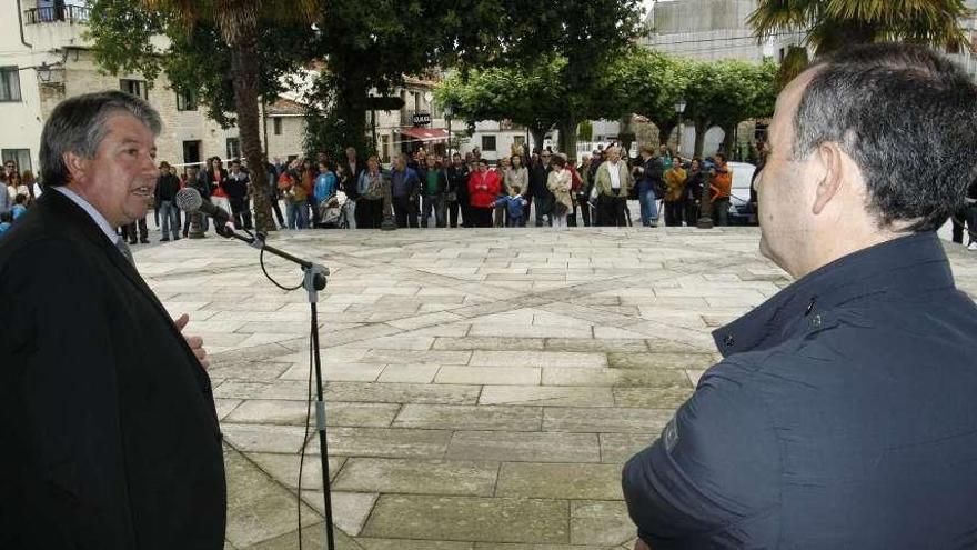 El alcalde, Ramiro Varela, presenta al pregonero de las fiestas, Manuel Busto.