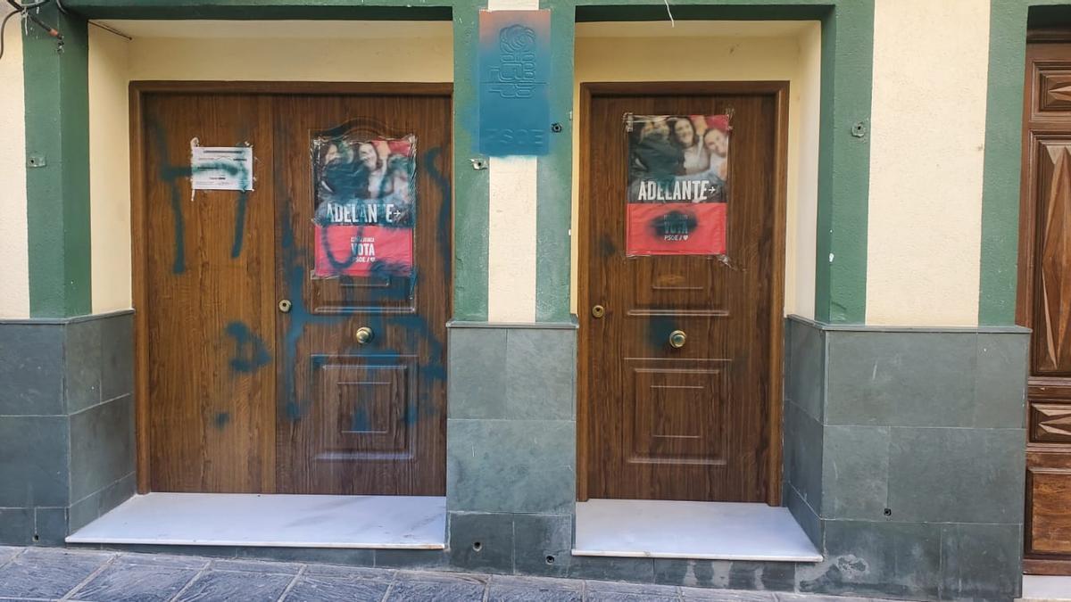 Pintadas en la sede del PSOE de Moratalla.