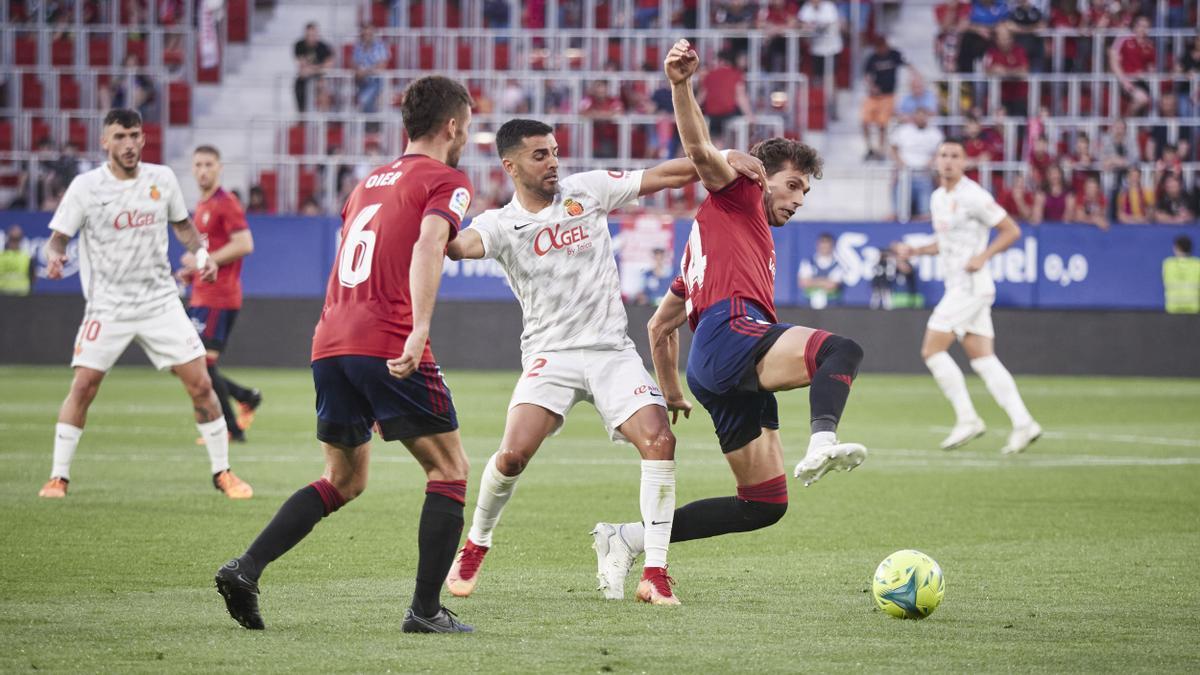 Ángel pelea el balón entre dos jugadores de Osasuna, en el partido de la pasada temporada en El Sadar.