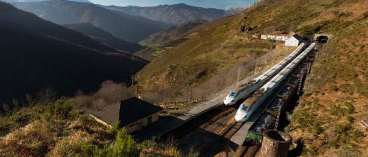 Dos trenes Alvia discurren por la rampa de Pajares.