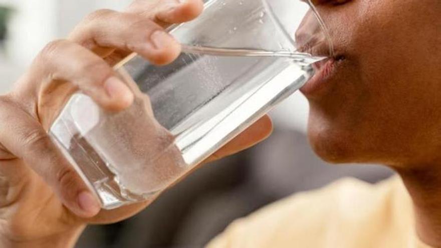 Els experts ho aclareixen: És millor prendre aigua abans o després de dinar?