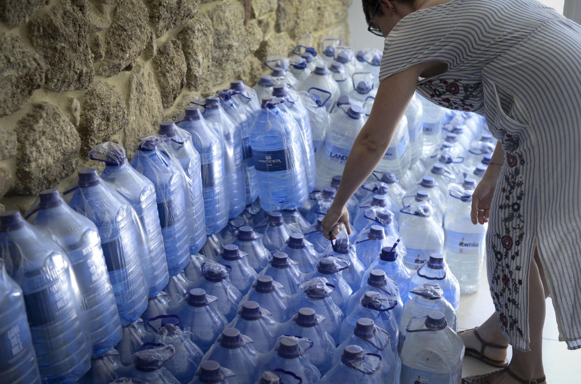 La empresa concesionaria del agua reparte garrafas a los vecinos.