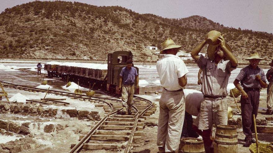 Imagen Treballadors de ses Salines. Foto Rudolf Eimke. Arxiu d'Imatge i So Municipal d'Eivissa (AISME)