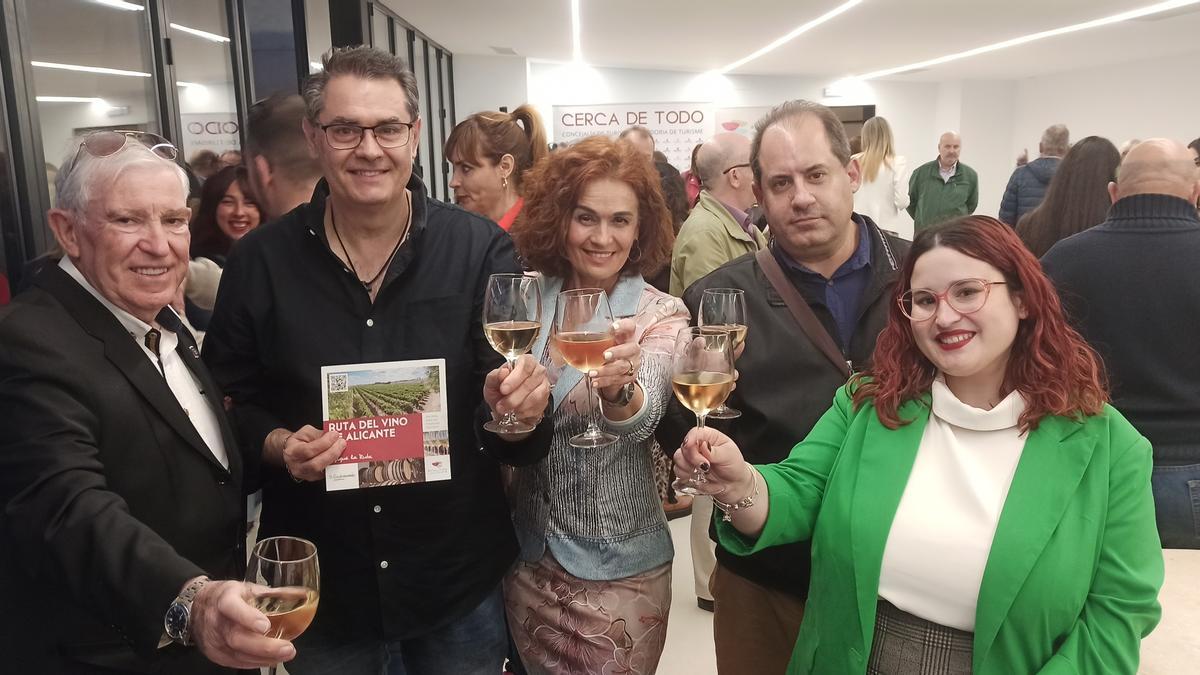 La conejala y el presidente de los comerciantes durante la presentación del lunes.