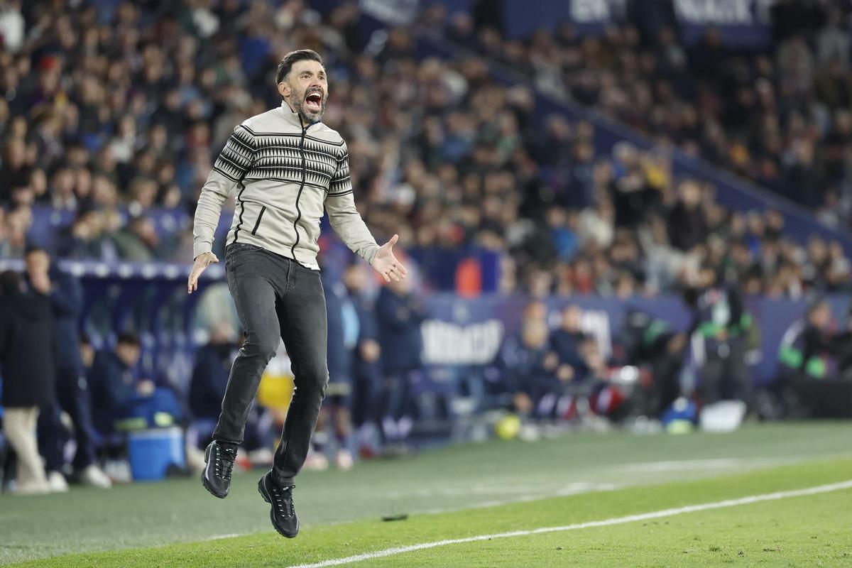 Eder Sarabia salta y grita durante el partido.