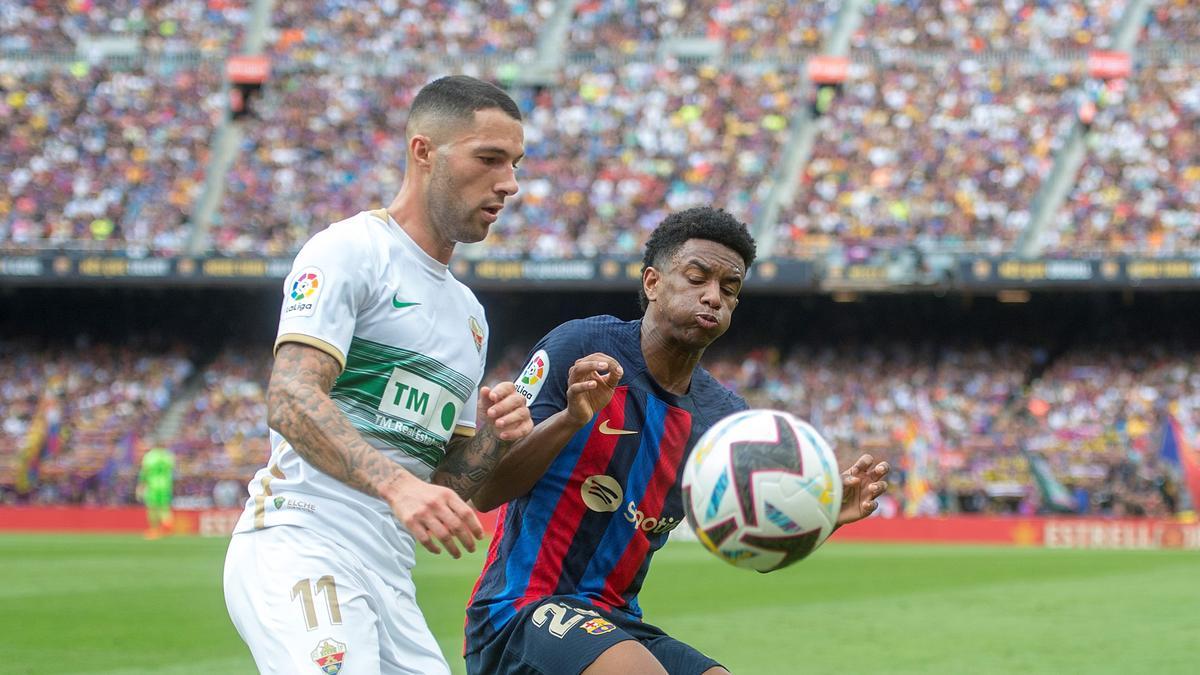 Balde pugna con Morente durante el Barça-Elche.