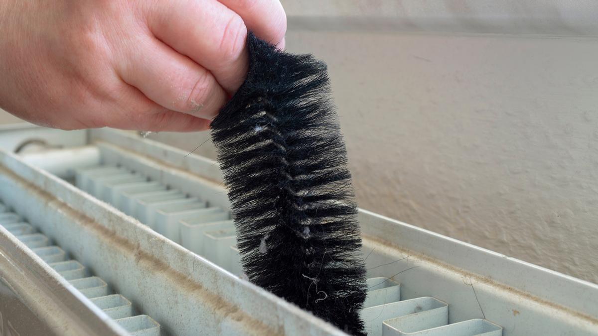 Este es el mejor cepillo para limpiar radiadores por dentro, persianas y  conductos de ventilación