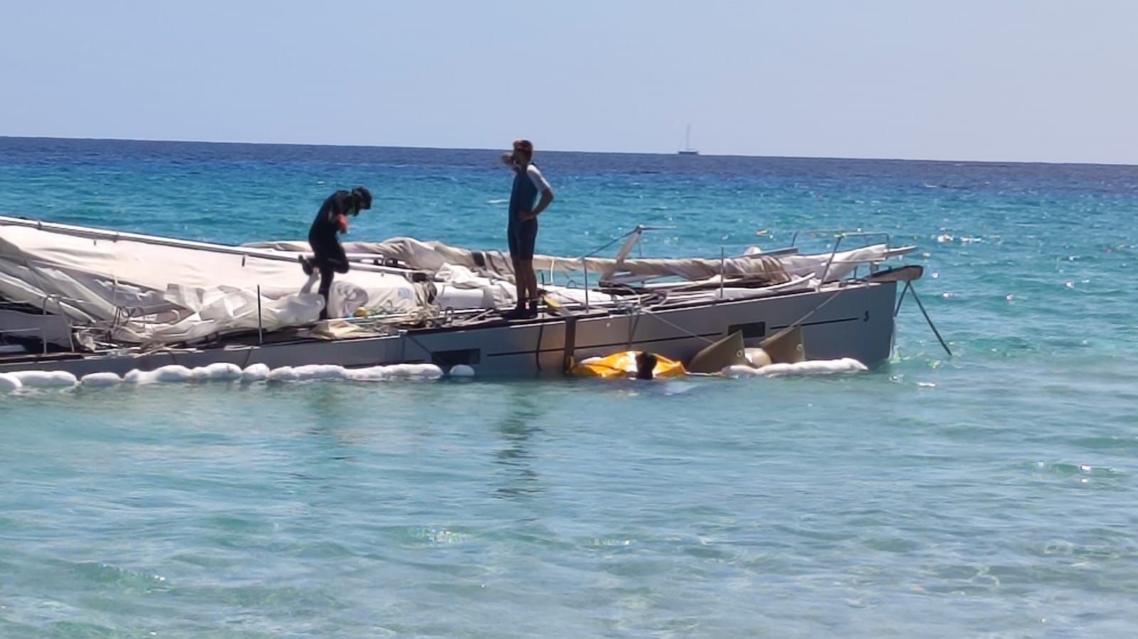 Trabajos para retirar el velero varado en Cala Millor