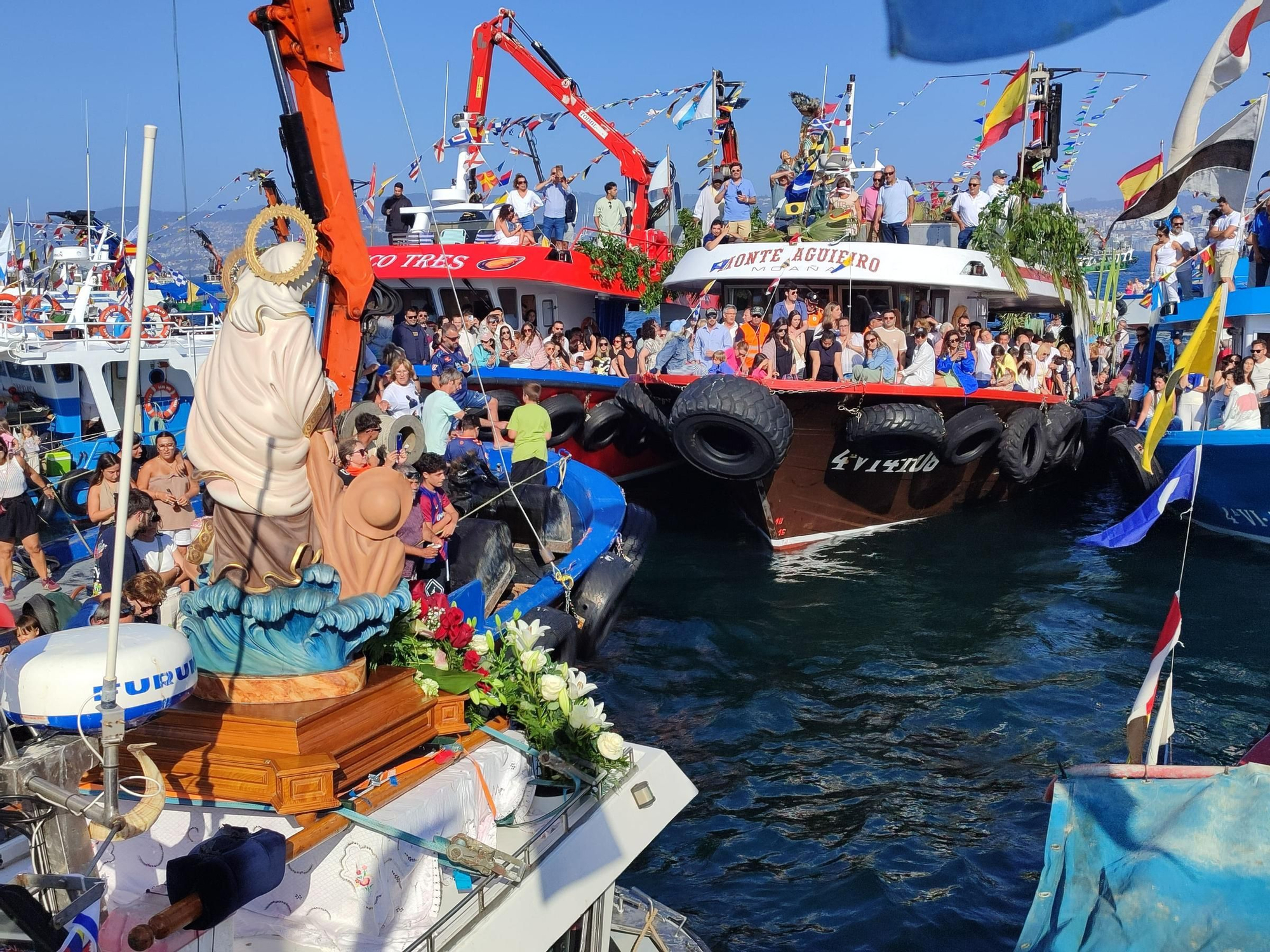 Cangas se hace a la mar por su Virgen del Carmen