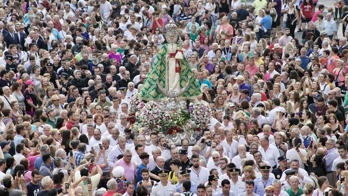 La Virgen de la Fuensanta, rodeada de fieles, el pasado mes de septiembre, en su romería.