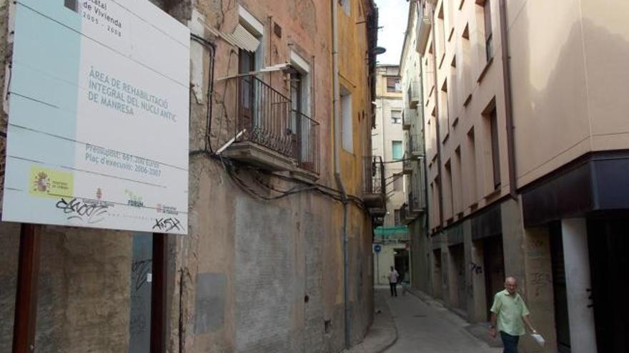 Alguns dels blocs de pisos en males condicions per poder ser posats al mercat ubicats al nucli del Barri Antic de Manresa