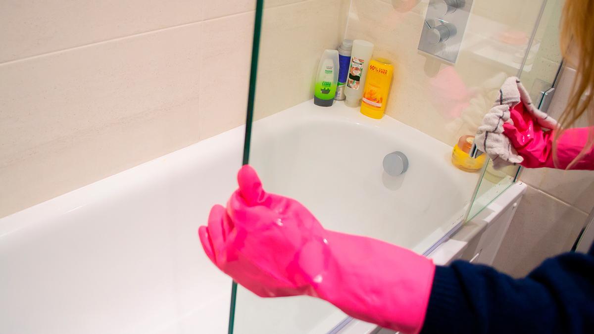 Adiós a la suciedad de la mampara de la ducha: el producto de supermercado que la deja reluciente por menos de 3 euros