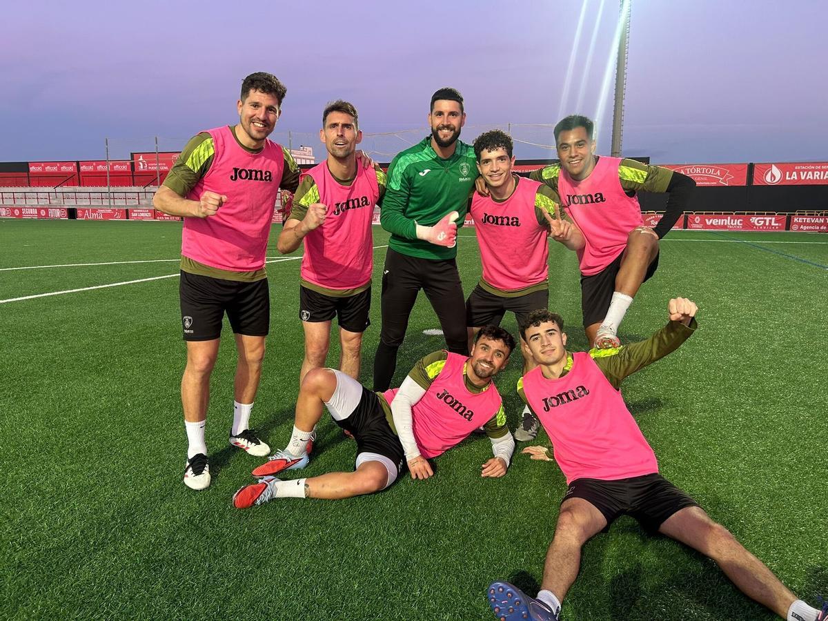 Varios futbolistas del Salerm Puente Genil, durante un lance de una sesión de entrenamiento.