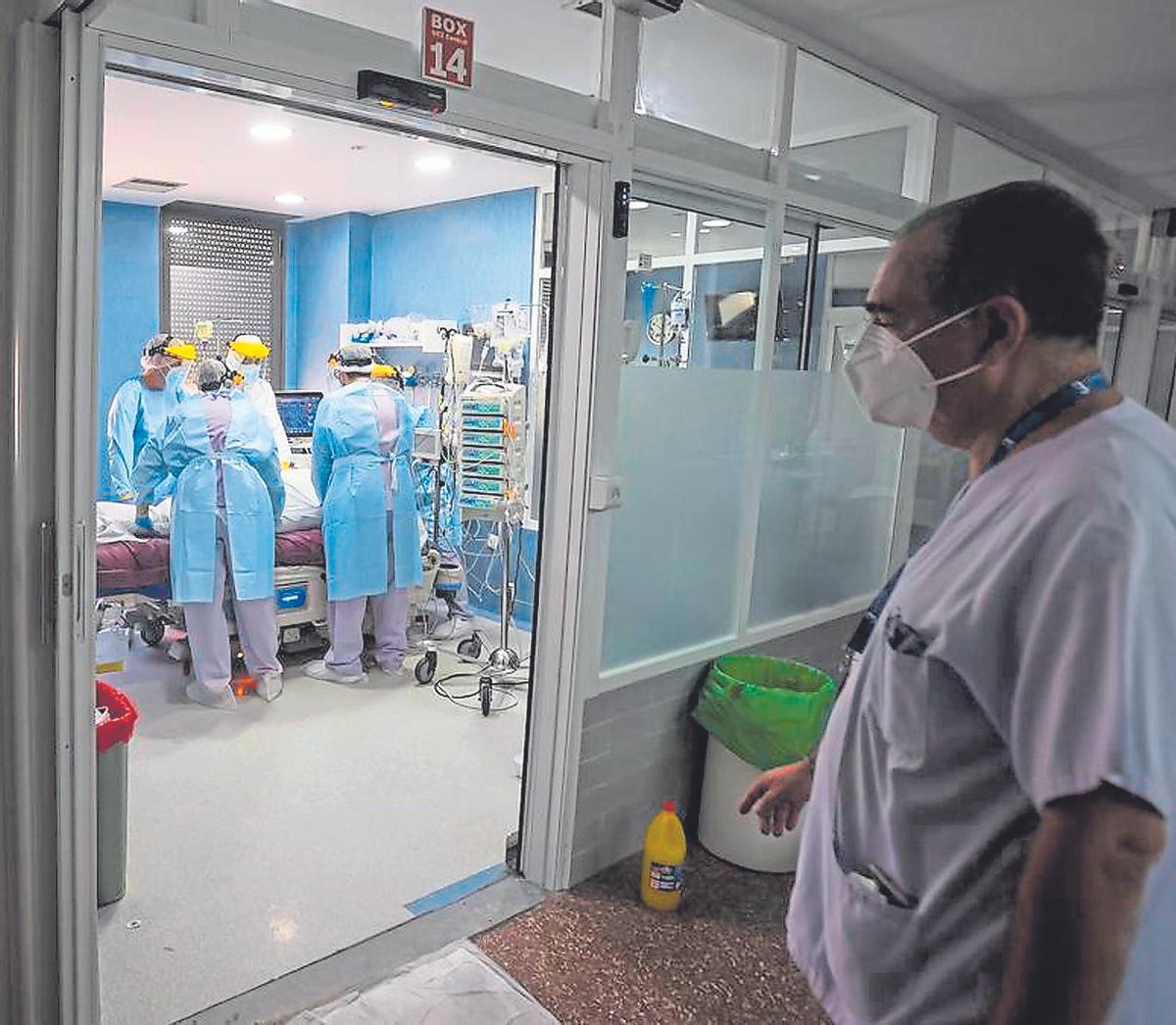 Profesionales sanitarios atienden a un paciente en un hospital.