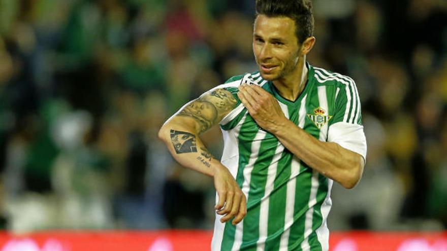 Rubén Castro Martín celebra un tanto con el Real Betis.