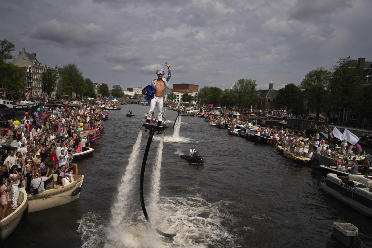 Celebran el desfile anual del orgullo LGTB+ por el Canal en Ámsterdam