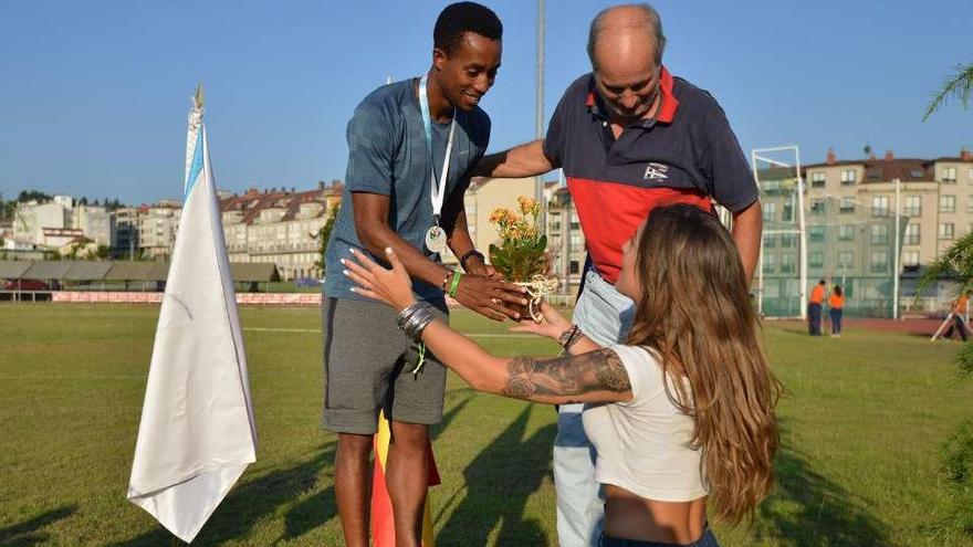 La organización rindió homenaje a Jean Marie Okutu. // G. Santos