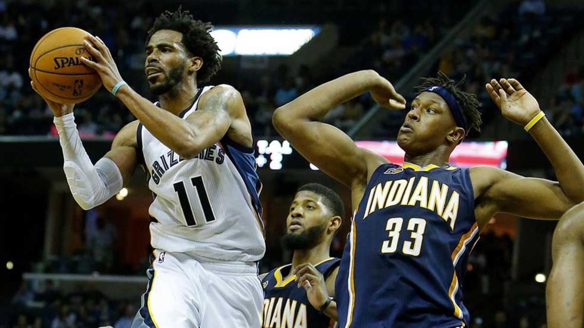 Conley disputa la pelota con Paul George