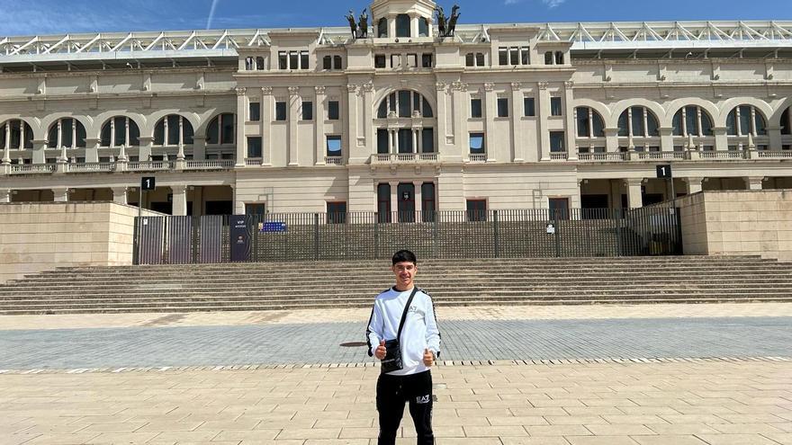 Néstor Santana, junto a la entrada principal del Estadio Olímpico Lluís Companys.