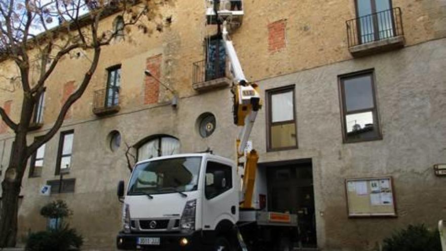 Els tècnics tapant les xarxes a l&#039;edifici de l&#039;Ajuntament.