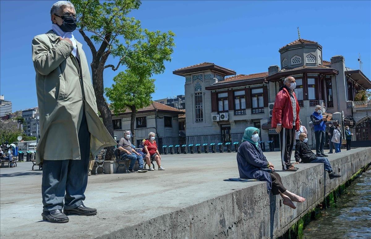 Jubilados, tras el confinamiento, se acercan alos muelles del Bósforo en Besiktas.