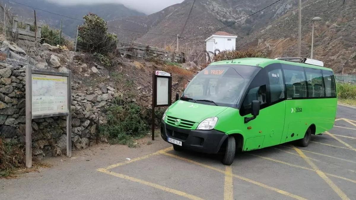 Una de las guaguas que cubre la zona de Anaga.