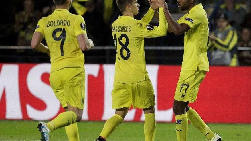 Denis Suárez y Soldado celebran un gol con Bakambu. // Efe