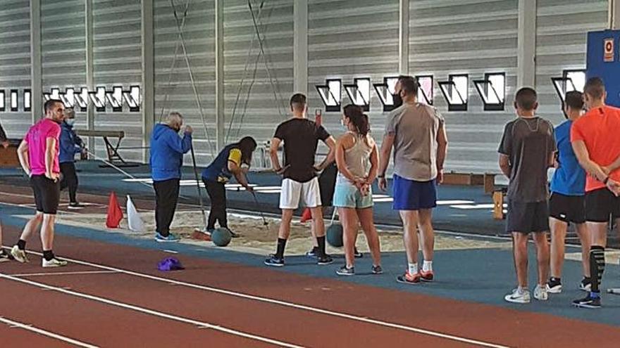 Los aspirantes, ayer, en el complejo deportivo Las Mestas. | R. I. G.