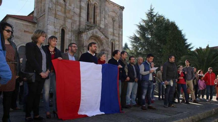 El sacerdote Marcos Torres leyó la declaración de repulsa por los atentados de París durante la concentración de ayer en Lalín. // Bernabé/Gutier