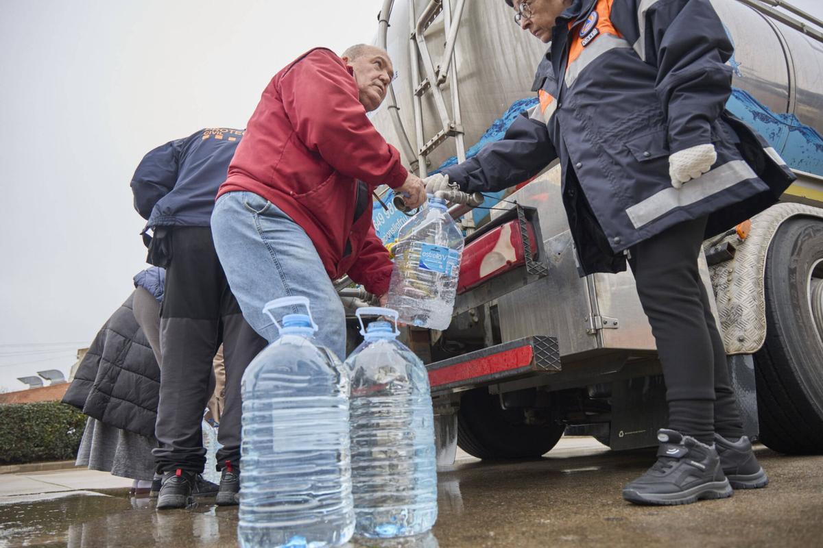 20260122 Veins de Sils agafen aigua potable d´un camió cisterna a causa que per culpa del temporal Harry, no tenen aigua potable a les llars.