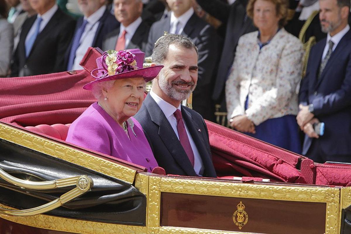 El Rey Felipe VI, muy sonriente, junto a la Reina Isabel II