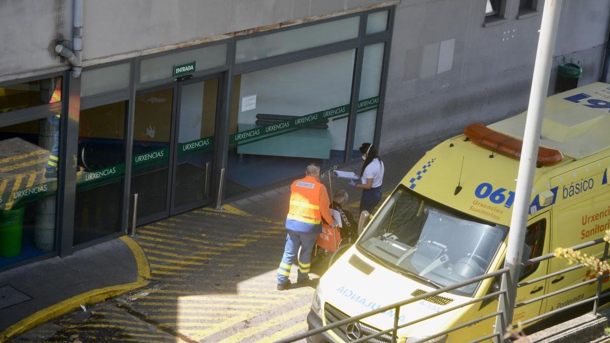 Entrada de Urgencias del hospital Montecelo en Pontevedra. // Rafa Vázquez