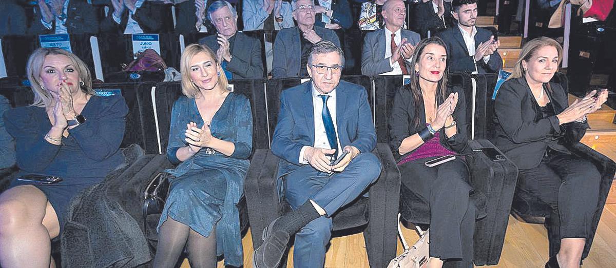 Los consellers de Innovación, Nuria Montes, de Medio Ambiente, Salomé Pradas, de Educación, José Antonio Rovira, y de Hacienda, Ruth Merino, y la vicepresidenta segunda y consellera de Servicios Sociales, Susana Camarero, sentados en la primera fila del auditorio alicantino.