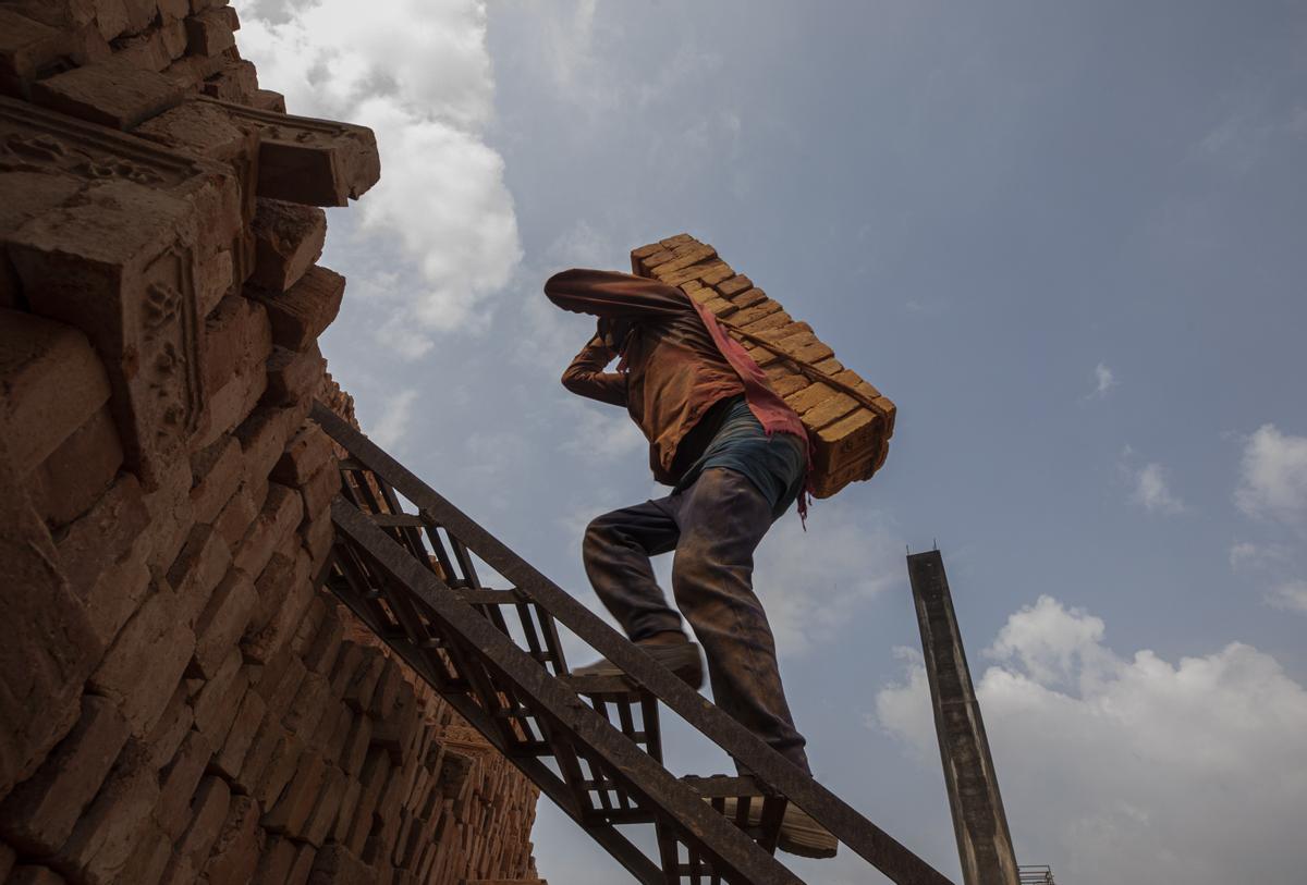 Un día en una fábrica de ladrillos en Nepal