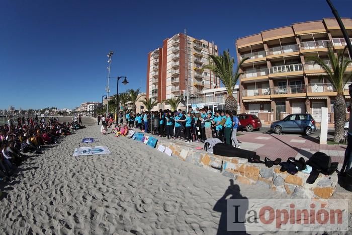 Un 'SOS' gigante para el Mar Menor formado por escolares en Villananitos