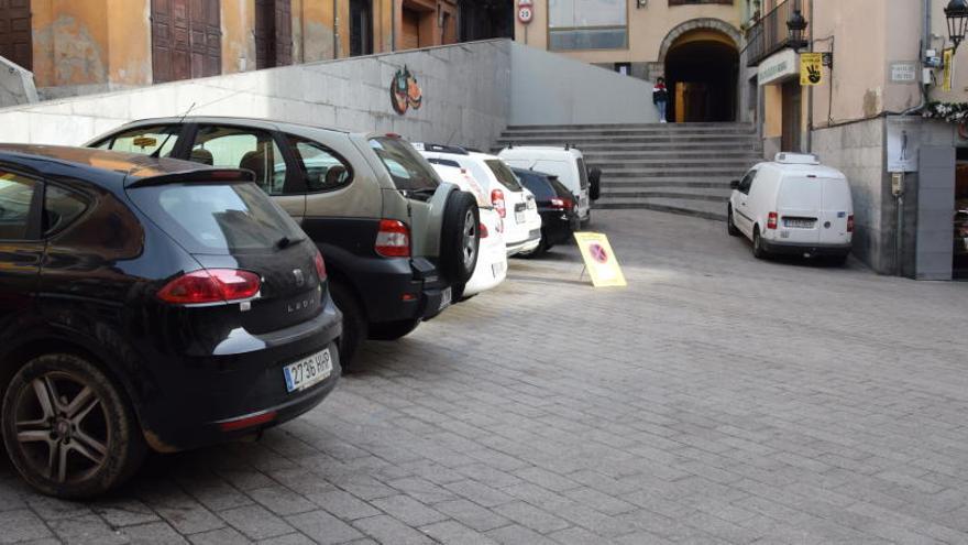 Vehicles aparcats a la plaça de Sant Pere