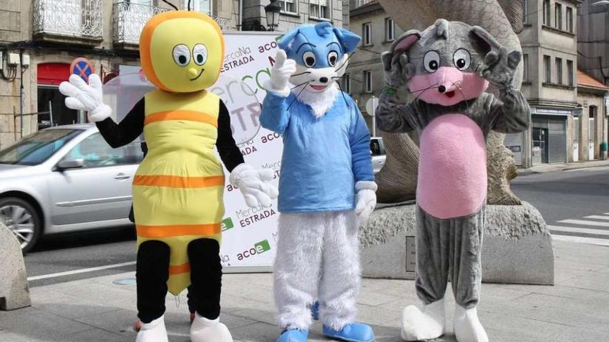 Las tres nuevas mascotas de la ACOE posan junto a la escultura del salmón. // Bernabé/Wendy Carolina